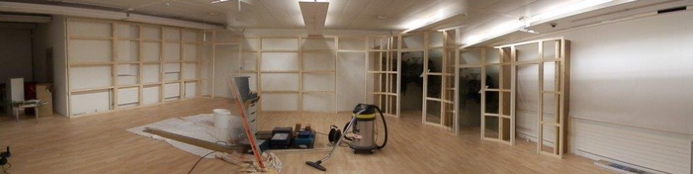 Wandkonstruktion wird auf frisch verlegten Parkettlaminat verschraubt.