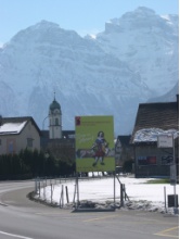 Werbebanner in Glarus, Freulerpalast