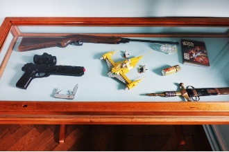 Waffen im Kinderzimmer - romantische Vitrine mit krudem Inhalt