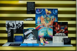 zeittypische Gruppierung mit Firmenwerbung - © Moser Ausstellungsdesign